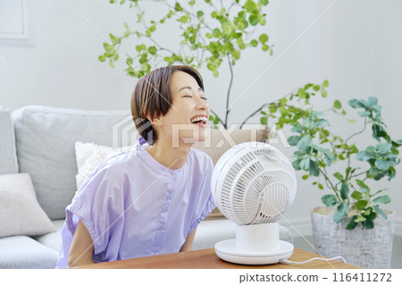 一位女士在客廳使用循環器 116411272