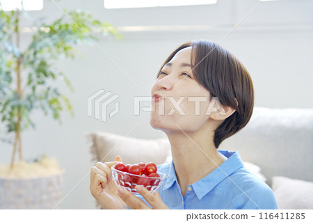 在家吃櫻桃番茄的女人 116411285