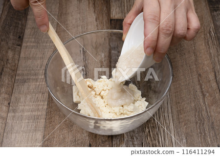 The process of making Ogura ice cream: Mix tofu and amazake together 116411294