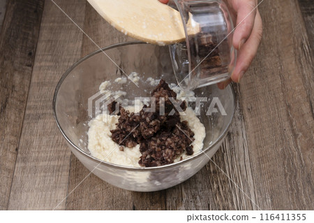 小倉冰淇淋的製作過程:混合豆沙 小倉冰淇淋的製作過程:混合豆沙 116411355