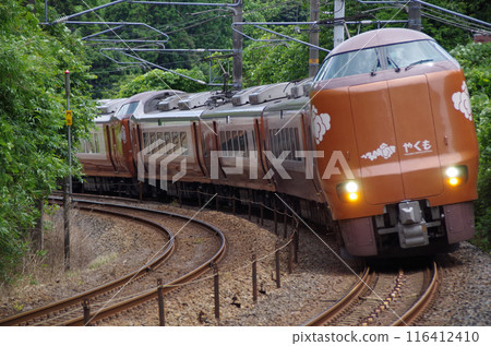 The new Yakumo train leans sharply through the curves The new Yakumo train leans sharply through the curves 116412410