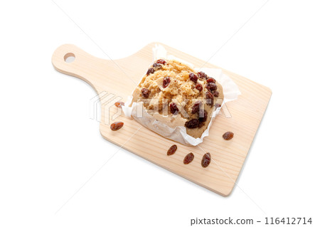 切板上的葡萄饅頭[白色背景/切口] 116412714