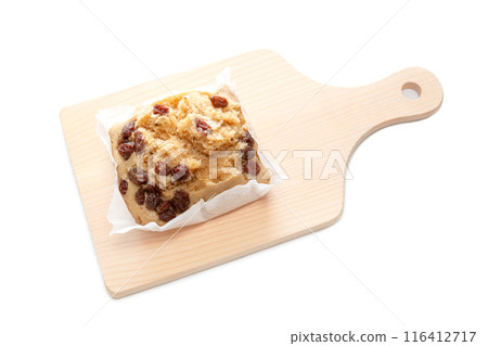Grape steamed bread on a cutting board [White background, cutout] 116412717