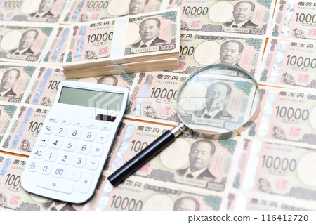 錢的形象(新的 10,000 日元、計算器和放大鏡) 錢的形象(新的 10,000 日元、計算器和放大鏡) 116412720