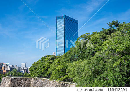 從大阪城內部看水晶塔 從大阪城內部看水晶塔 116412994