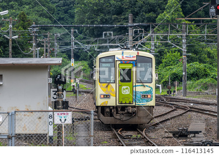 A Kiha 120 series ordinary car bound for Kamo departing from Tsuge Station on the Kansai Line, a wrapped car 116413145