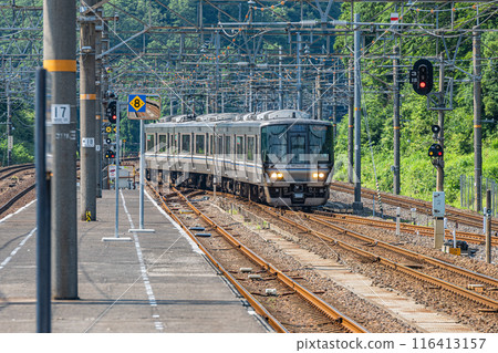 新快速列車駛入JR西北陸線近江鹽津站 116413157