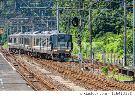 新快速列車駛入JR西北陸線近江鹽津站 116413158