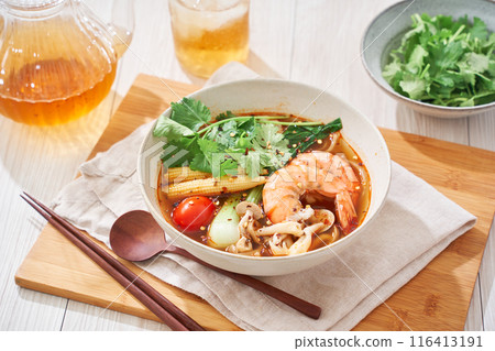 麻辣湯裡面有很多配料，像是粉絲和蝦子配料 116413191