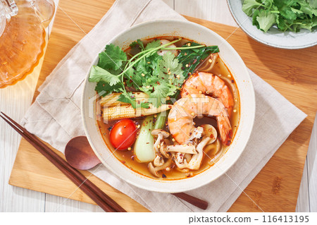 麻辣湯裡面有很多配料,像是粉絲和蝦子配料 麻辣湯裡面有很多配料,像是粉絲和蝦子配料 116413195