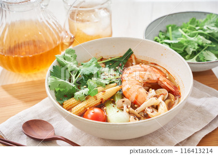 麻辣湯裡面有很多配料，像是粉絲和蝦子配料 116413214