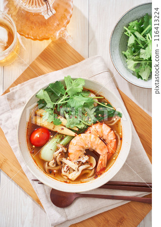 麻辣湯裡面有很多配料,像是粉絲和蝦子配料 麻辣湯裡面有很多配料,像是粉絲和蝦子配料 116413224