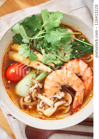 麻辣湯裡面有很多配料,像是粉絲和蝦子配料 麻辣湯裡面有很多配料,像是粉絲和蝦子配料 116413228