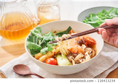 麻辣湯裡面有很多配料,像是粉絲和蝦子配料 麻辣湯裡面有很多配料,像是粉絲和蝦子配料 116413234