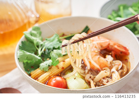 麻辣湯裡面有很多配料，像是粉絲和蝦子配料 116413235