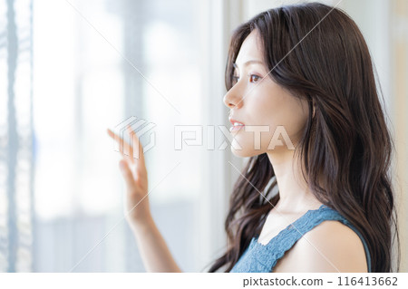 Beauty image of a woman in her 20s (long black hair, sleeveless) Beauty image of a woman in her 20s (long black hair, sleeveless) 116413662