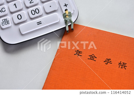 工薪族退休金筆記本和計算器擔心未來 工薪族退休金筆記本和計算器擔心未來 116414052