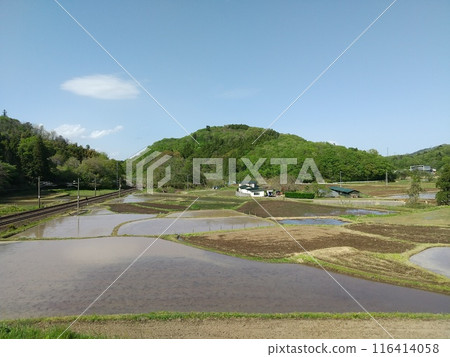 Tohoku Main Line and rice fields in Shiroishi City, Miyagi Prefecture Tohoku Main Line and rice fields in Shiroishi City, Miyagi Prefecture 116414058