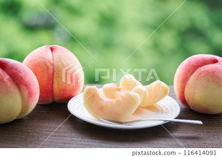 Sliced peaches: Hakuho from Yamanashi Prefecture 116414091