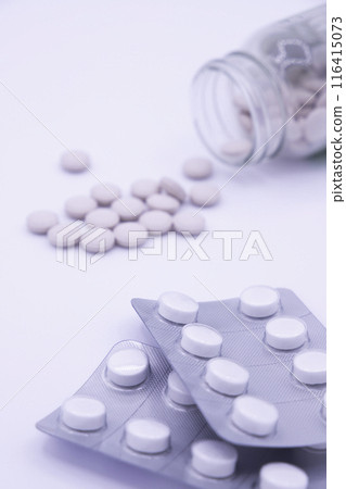 藥瓶中的淡粉紅色藥物和 PTP 包裝中的白色藥物。 藥瓶中的淡粉紅色藥物和 PTP 包裝中的白色藥物。 116415073