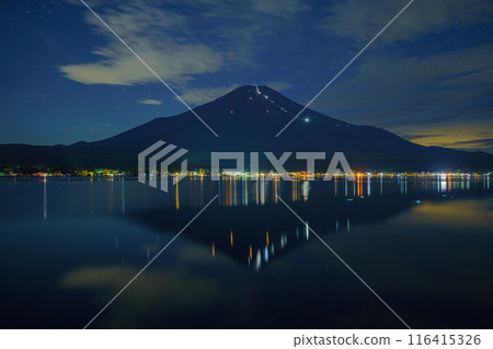(Yamanashi Prefecture) Opening of Mt. Fuji - Climbers' human letters lit up by lights reflected on the lake surface (Yamanashi Prefecture) Opening of Mt. Fuji - Climbers' human letters lit up by lights reflected on the lake surface 116415326