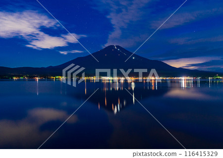 （山梨縣）富士山開山/湖面倒映的登山客燈光人物 116415329