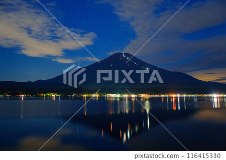 (Yamanashi Prefecture) Opening of Mt. Fuji - Climbers' human letters lit up by lights reflected on the lake surface 116415330