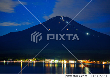 (Yamanashi Prefecture) Opening of Mt. Fuji - Climbers' human letters lit up by lights reflected on the lake surface 116415331