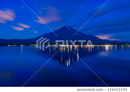 （山梨縣）富士山開山/湖面倒映的登山客燈光人物 116415334