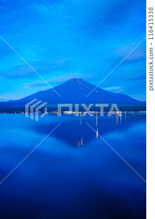 (山梨縣)富士山開山/湖面倒映的登山客燈光人物 (山梨縣)富士山開山/湖面倒映的登山客燈光人物 116415338