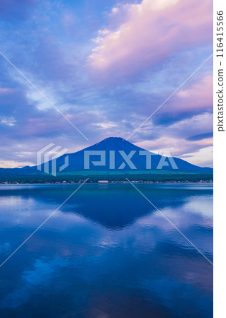 (Yamanashi Prefecture) Mt. Fuji seen from the shores of Lake Yamanaka at dawn 116415566