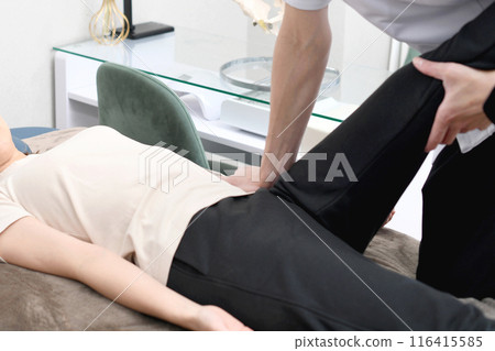 男性脊椎治療師為女性患者進行按摩治療 男性脊椎治療師為女性患者進行按摩治療 116415585