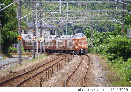 The new Yakumo train leans sharply through the curves 116415699