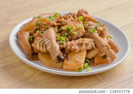 Stir-fried tofu, radish and pork 116415778