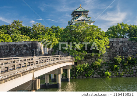 Osaka Castle scenery: Gokurakubashi Bridge over the inner moat Osaka Castle scenery: Gokurakubashi Bridge over the inner moat 116416021