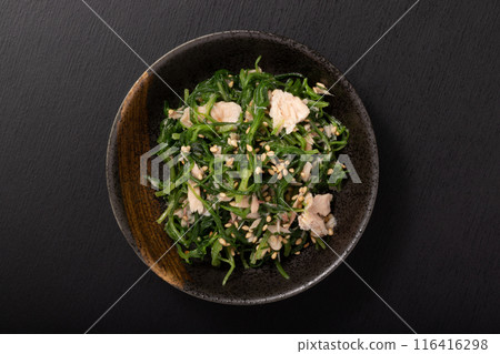 Okahijiki with tuna 116416298