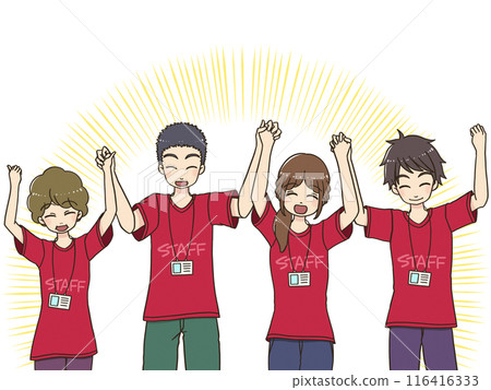 穿著活動工作人員 T 恤的微笑男女手牽手舉起雙手 116416333