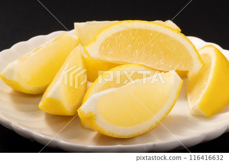 Cut lemon 116416632