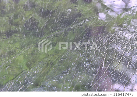 雨季,雨滴在汽車擋風玻璃上流動 雨季,雨滴在汽車擋風玻璃上流動 116417473