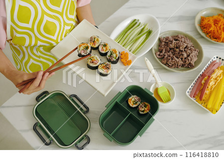 Housewife Packing Kimbap In Lunchbox Housewife Packing Kimbap In Lunchbox 116418810