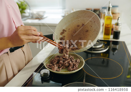 Woman Frying Meat For Korean Kimbap 116418938