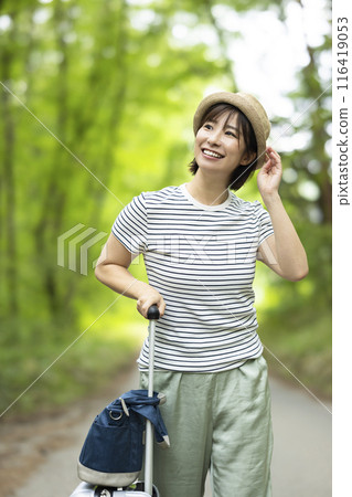 帶著手提包旅行的女人 116419053