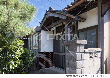 Entrance of a Showa-era Japanese house 116419096