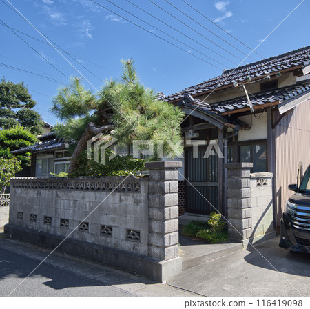 Entrance of a Showa-era Japanese house Entrance of a Showa-era Japanese house 116419098