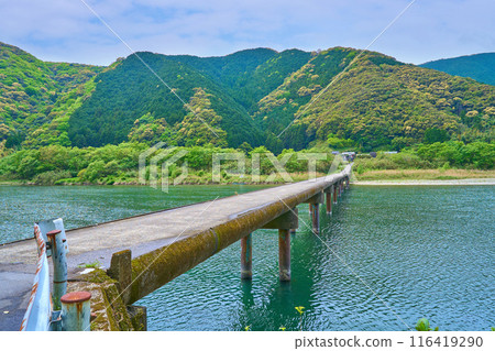 高瀨大橋(高瀨水下橋)位於高知縣四萬十市,橫跨四萬十川 高瀨大橋(高瀨水下橋)位於高知縣四萬十市,橫跨四萬十川 116419290