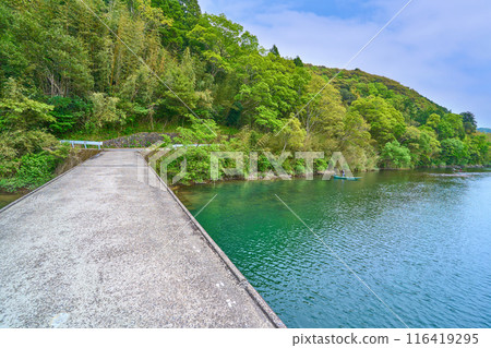 從高知縣四萬十市橫跨四萬十川的高瀨大橋（高瀨水下橋）橋頂向東眺望 116419295