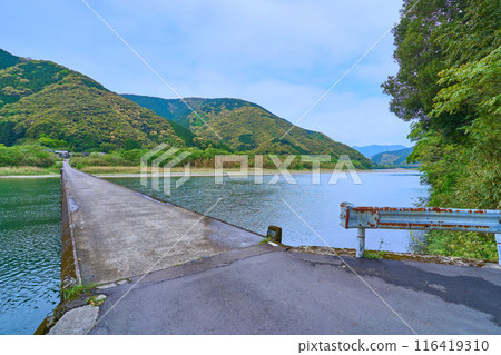 從東側看高知縣四萬十市橫跨四萬十川的高瀨大橋（高瀨水下橋） 116419310