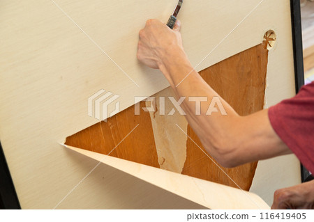 一位工匠在舊房子裡重新裝飾舊滑動門 116419405