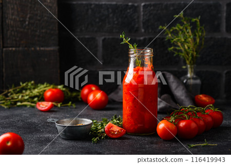 Traditional Italian tomato marinara sauce 116419943