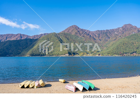 西湖：群山環繞、青木原樹海和淡藍色湖的神秘魅力。 116420245